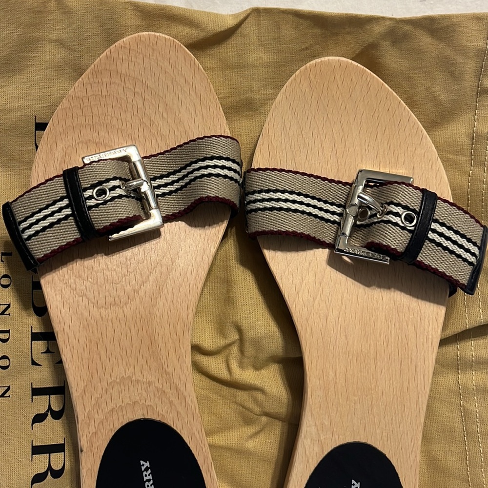 Cute wooden Burberry slide clogs in EU size 37.